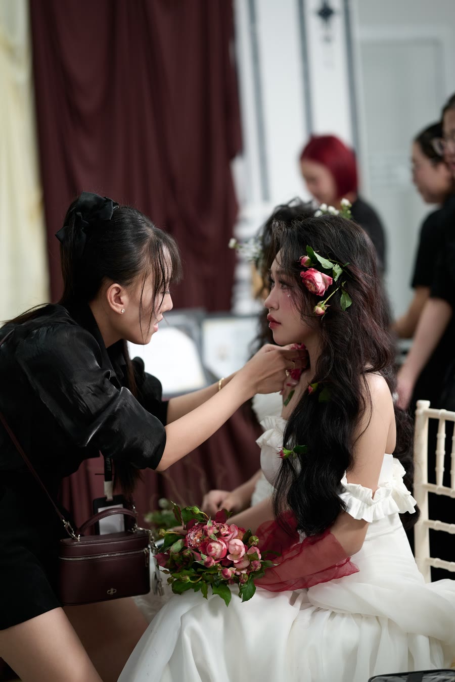 Học viên hoàn thiện phần trang điểm cho mẫu