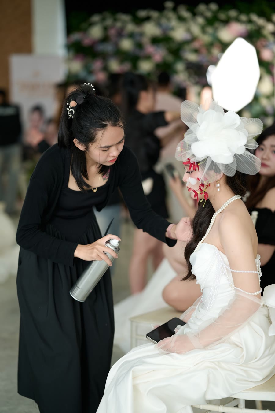 Học viên cố định nếp tóc cho mẫu